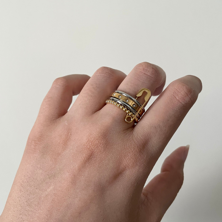 SAFETY PIN RING