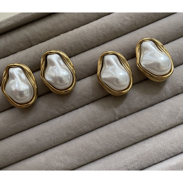 VICTORIA STUDS
